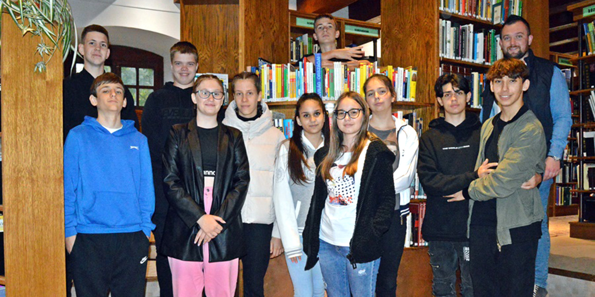 Kollégiumi diákok a könyvtárban