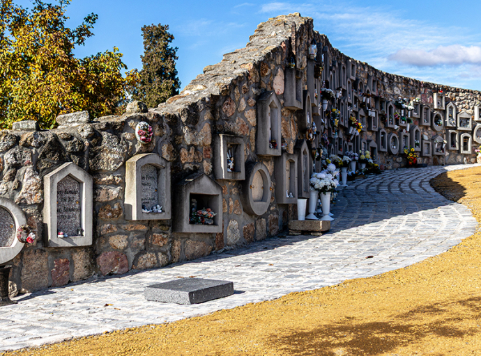 Rendezettebb lett az urnafal környezete