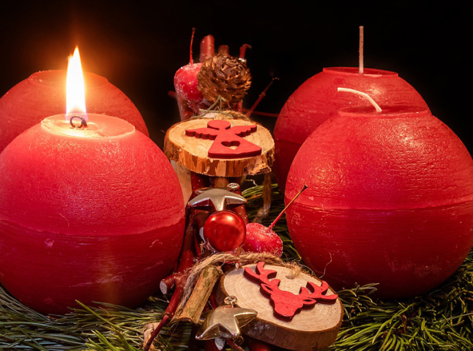 Első adventi gyertyagyújtás