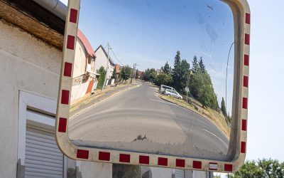 Forgalomtechnikai tükör segíti a közlekedést